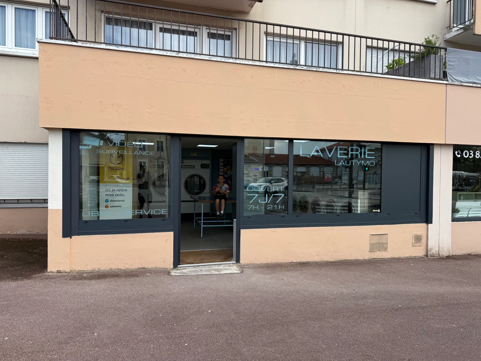 La devanture de la laverie, avenue de la Paix