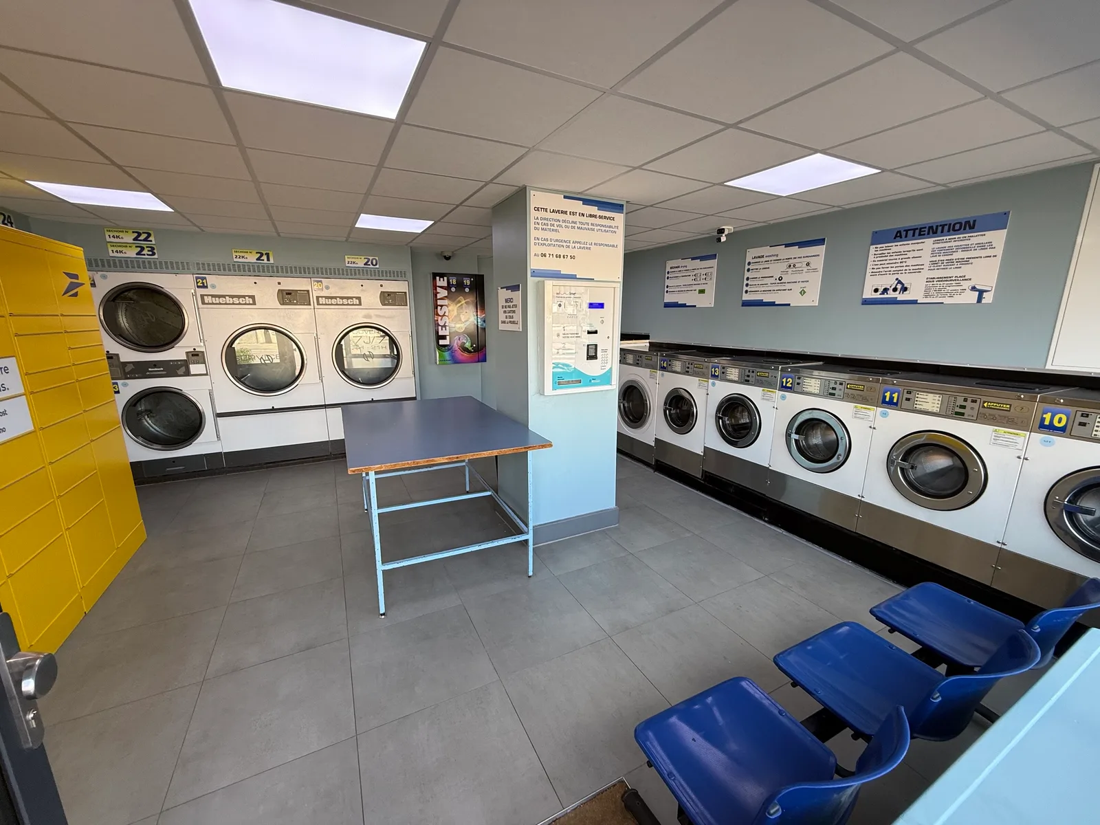 La salle, ses machines et son coin d'attente